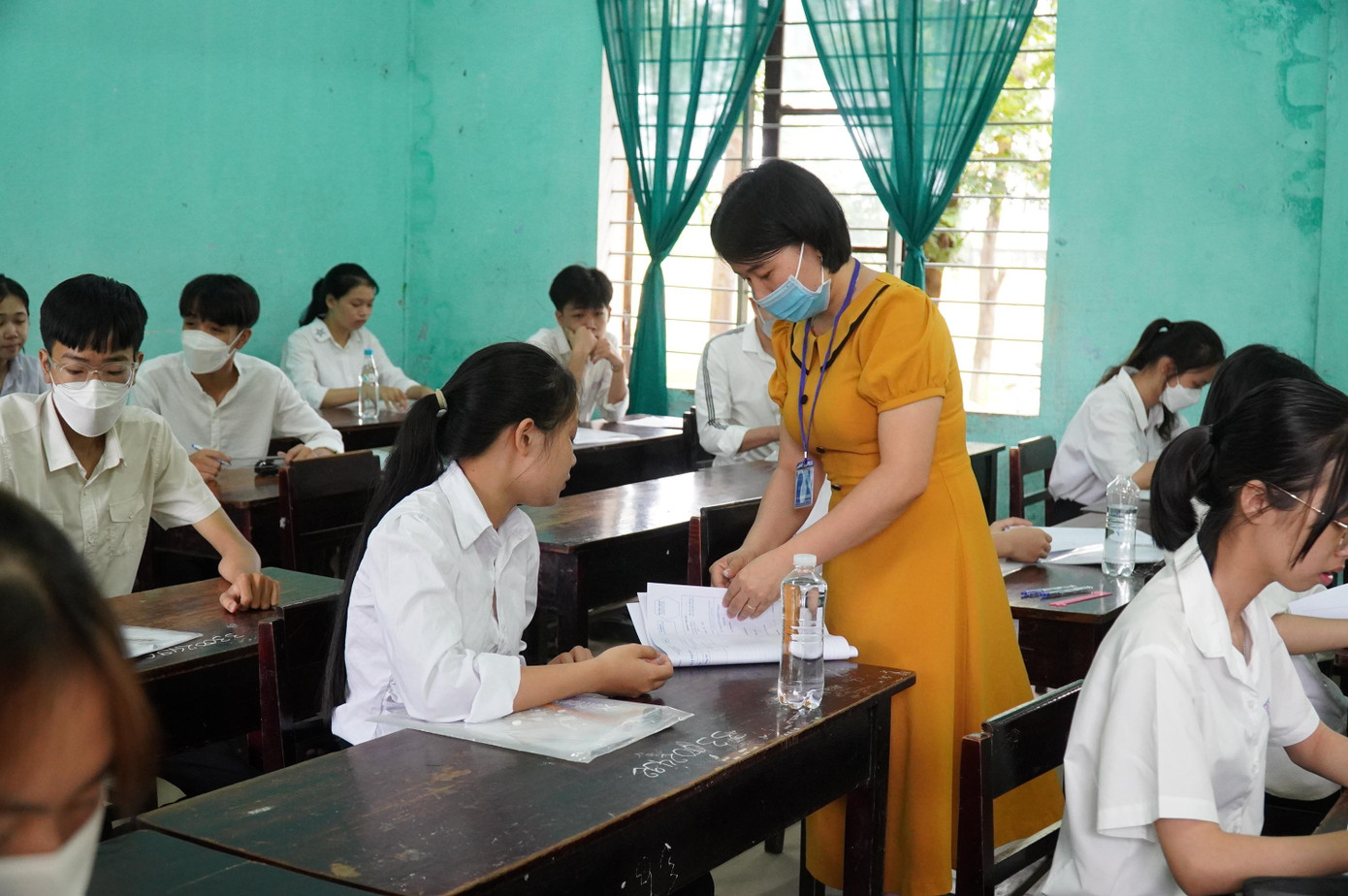 Thí sinh tại điểm thi trường THPT Đặng Huy Trứ chuẩn bị bước vào môn thi đầu tiên.