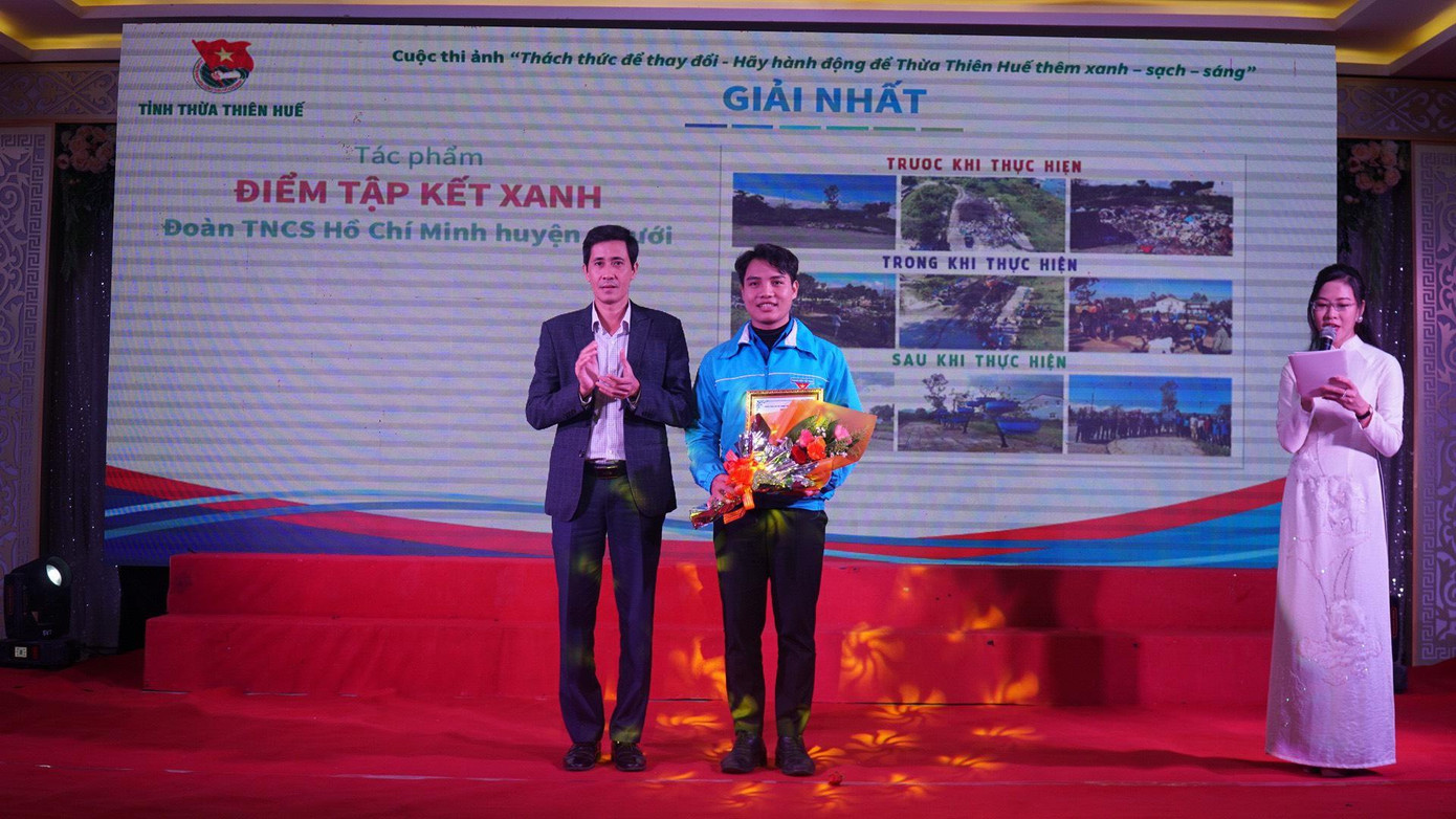 Giải nhất cuộc thi “Thách thức để thay đổi - Hãy hành động để TT-Huế thêm xanh, sạch, sáng” được trao cho tập thể Đoàn TNCS HCM huyện A Lưới, với tác phẩm “Điểm tập kết xanh”.