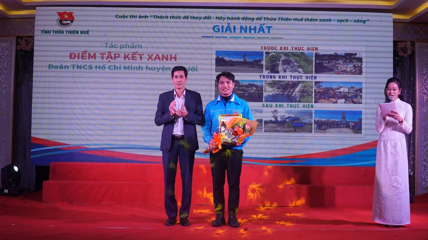 Giải nhất cuộc thi “Thách thức để thay đổi - Hãy hành động để TT-Huế thêm xanh, sạch, sáng” được trao cho tập thể Đoàn TNCS HCM huyện A Lưới, với tác phẩm “Điểm tập kết xanh”.