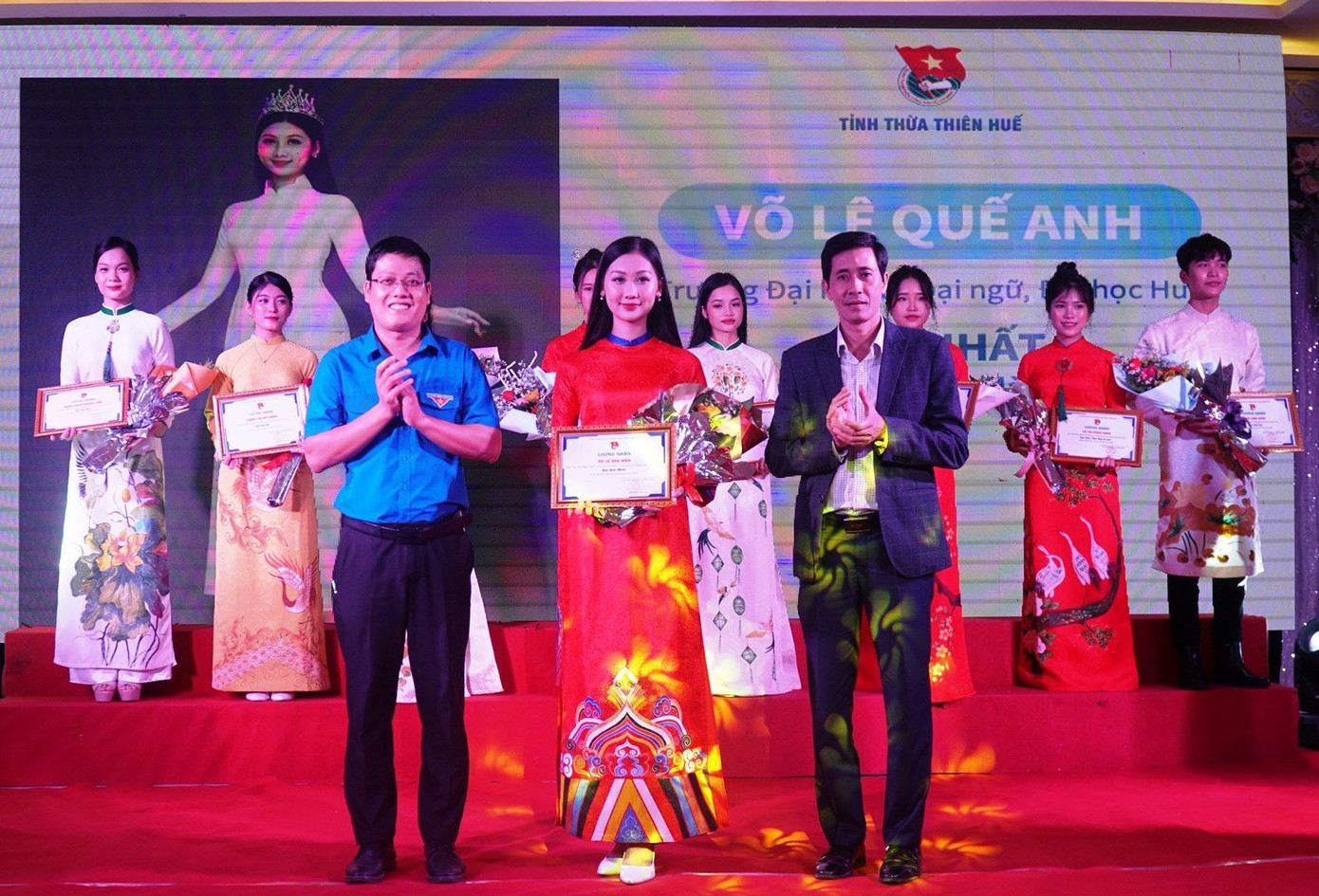 Võ Lê Quế Anh - sinh viên khoa Ngôn ngữ và Văn hóa Hàn Quốc (Trường ĐH Ngoại ngữ - Đại học Huế) giành giải nhất cuộc thi “Sinh viên với áo dài Huế” năm 2022.