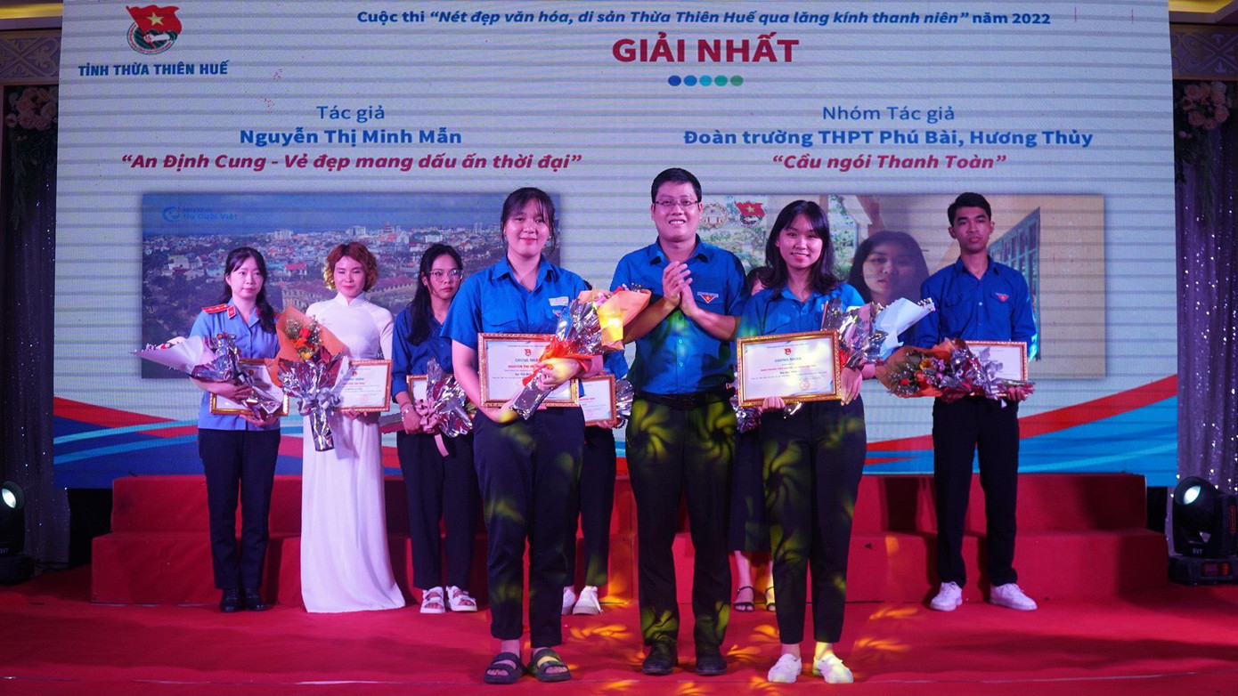 Trao giải nhất cuộc thi “Nét đẹp văn hóa, di sản TT-Huế qua lăng kính thanh niên năm 2022”.
