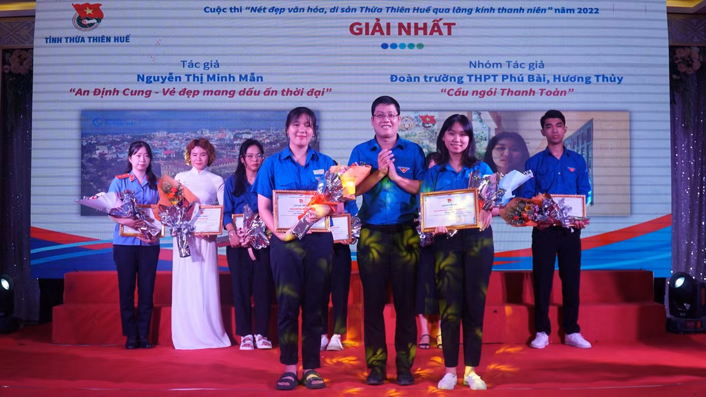 Trao giải nhất cuộc thi “Nét đẹp văn hóa, di sản TT-Huế qua lăng kính thanh niên năm 2022”.