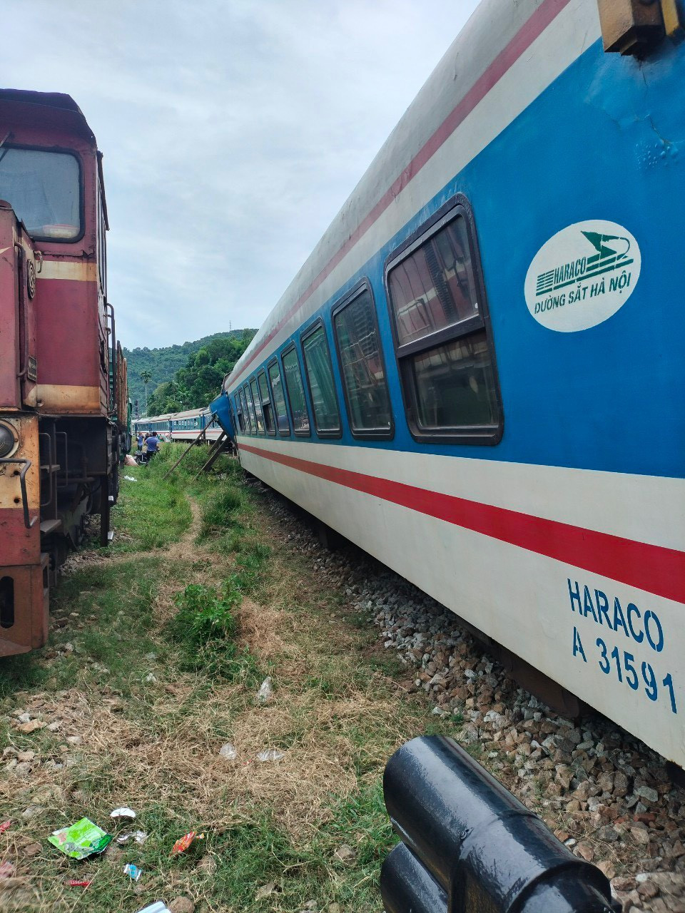 Đơn vị chức năng sẽ rà soát, đánh giá chất lượng hạ tầng, mức độ an toàn cầu đường tuyến đường sắt qua TT-Huế sau sự cố tàu SE11 bị trật bánh. Đơn vị chức năng sẽ rà soát, đánh giá chất lượng hạ tầng, mức độ an toàn cầu đường tuyến đường sắt qua TT-Huế sau sự cố tàu SE11 bị trật bánh.