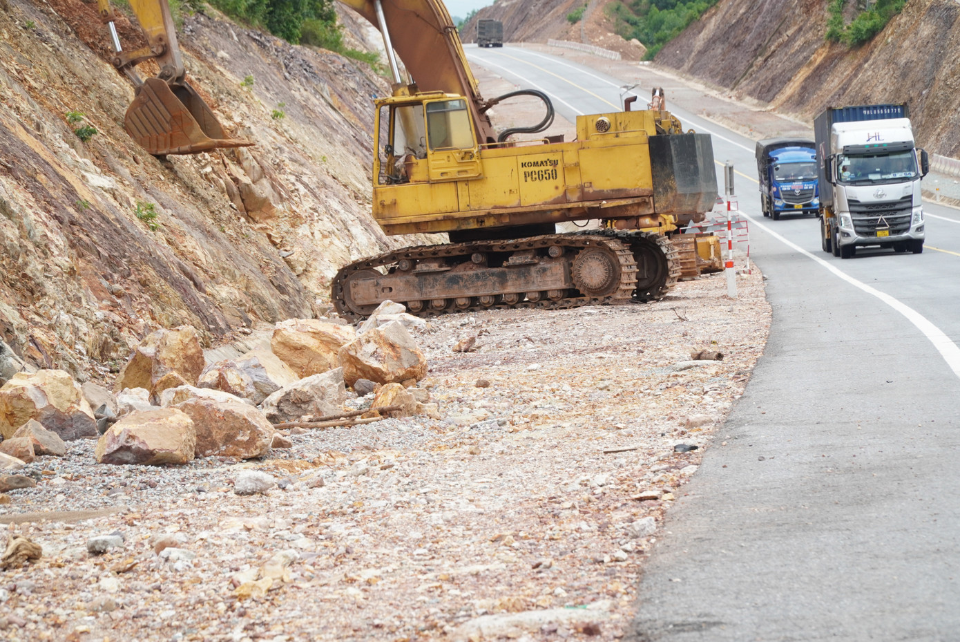 Các phương tiện ô tô lưu thông trở lại bình thường, thông suốt trên toàn tuyến, đảm bảo đi lại an toàn cho người dân trong mùa trọng điểm mưa bão tại TT-Huế và khu vực miền Trung.