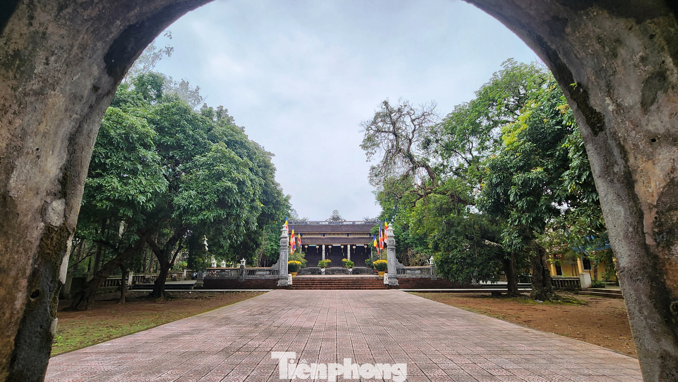 Ngày đầu Xuân Giáp Thìn 2024, khi hành hương lễ Phật chùa Báo Quốc (phường Phường Đúc, TP. Huế), nhiều du khách rẽ vào một lối nhỏ chạy vòng dưới chân núi Bình An Sơn để dâng hương, cầu nguyện tại một ngôi miếu thờ nhỏ. Ngày đầu Xuân Giáp Thìn 2024, khi hành hương lễ Phật chùa Báo Quốc (phường Phường Đúc, TP. Huế), nhiều du khách rẽ vào một lối nhỏ chạy vòng dưới chân núi Bình An Sơn để dâng hương, cầu nguyện tại một ngôi miếu thờ nhỏ.