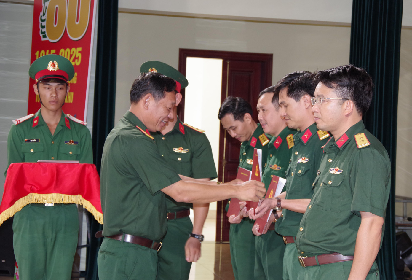 Đại tá Phan Thắng - Chỉ huy trưởng Bộ CHQS TP Huế, trao quyết định cho các cán bộ sĩ quan. Đại tá Phan Thắng - Chỉ huy trưởng Bộ CHQS TP Huế, trao quyết định cho các cán bộ sĩ quan.