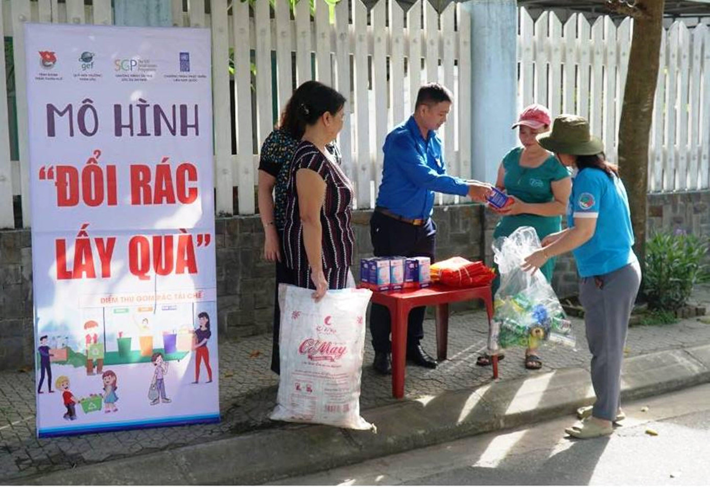 Đổi rác lấy quà - một hình thức tuyên truyền hiệu quả về bảo vệ môi trường và chống rác thải nhựa tại cộng đồng dân cư ở TT-Huế. Đổi rác lấy quà - một hình thức tuyên truyền hiệu quả về bảo vệ môi trường và chống rác thải nhựa tại cộng đồng dân cư ở TT-Huế.