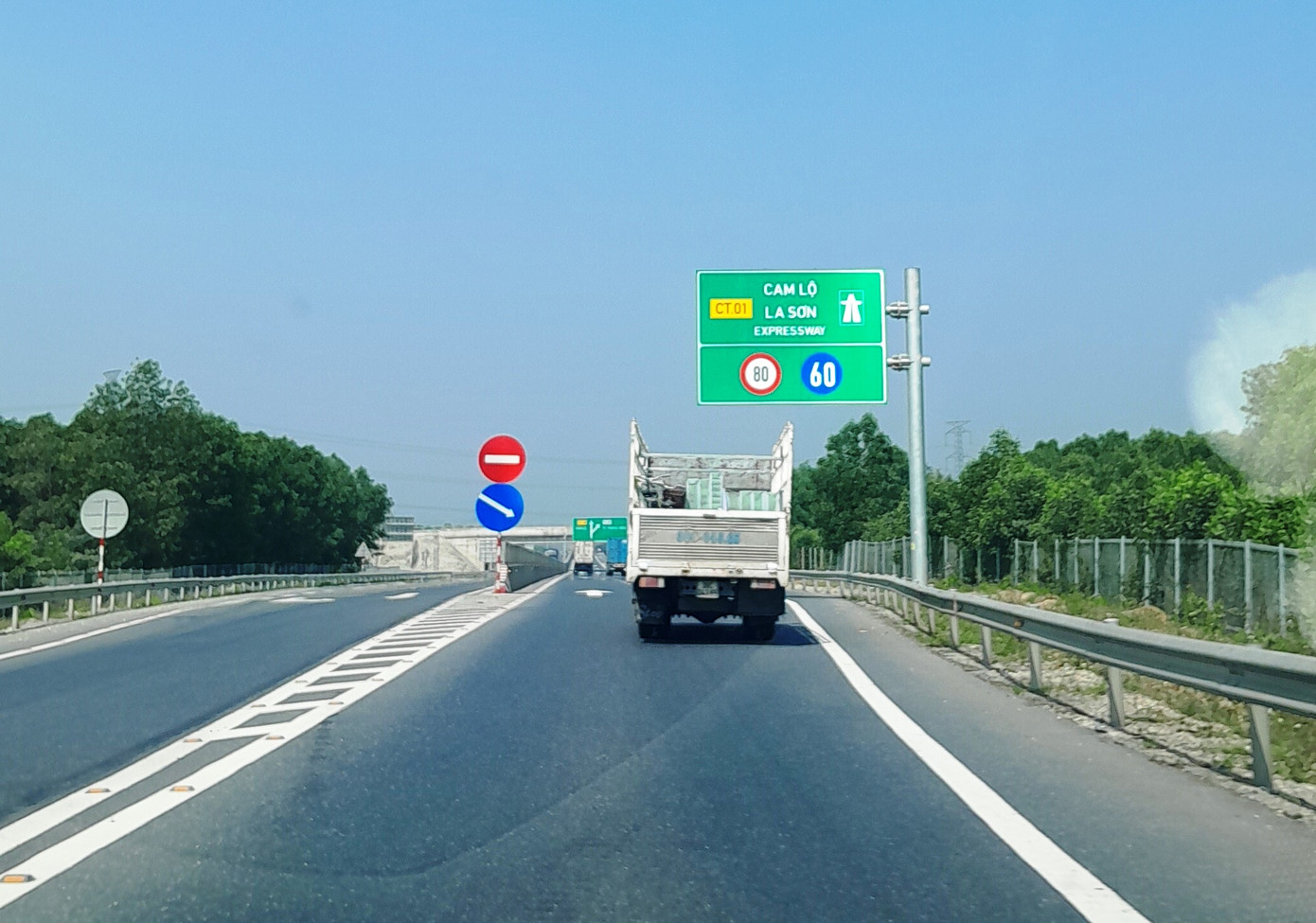 Trên tuyến cao tốc thiếu vắng lực lượng chức năng làm nhiệm vụ tuần tra, kiểm soát bảo đảm an toàn giao thông, chưa có hệ thống chiếu sáng, camera phạt nguội...