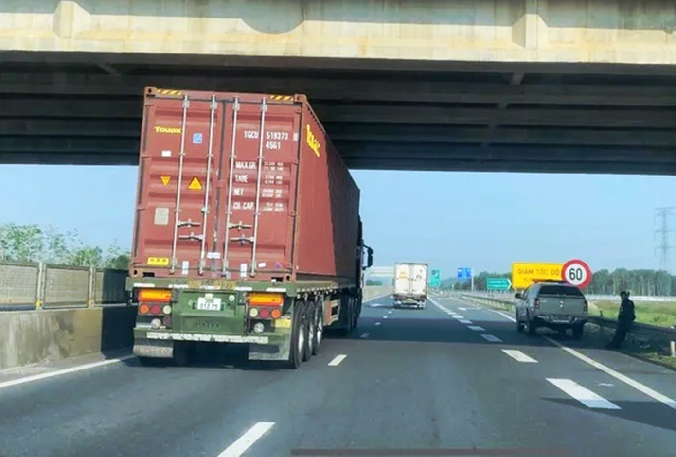 Tuy nhiên, tại một số nút giao, do việc lắp đặt biển cấm chưa hoàn tất, nên vẫn có những phương tiện xe container, xe giường nằm đi “nhầm” vào cao tốc Cam Lộ - La Sơn. Ảnh: Đình Thành Tuy nhiên, tại một số nút giao, do việc lắp đặt biển cấm chưa hoàn tất, nên vẫn có những phương tiện xe container, xe giường nằm đi “nhầm” vào cao tốc Cam Lộ - La Sơn. Ảnh: Đình Thành