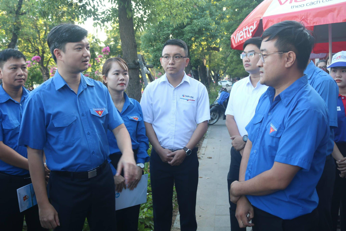 Bí thư T.Ư Đoàn Nguyễn Minh Triết thăm, động viên đội hình thanh niên tình nguyện tiếp sức mùa thi tại điểm thi Trường Quốc học Huế.