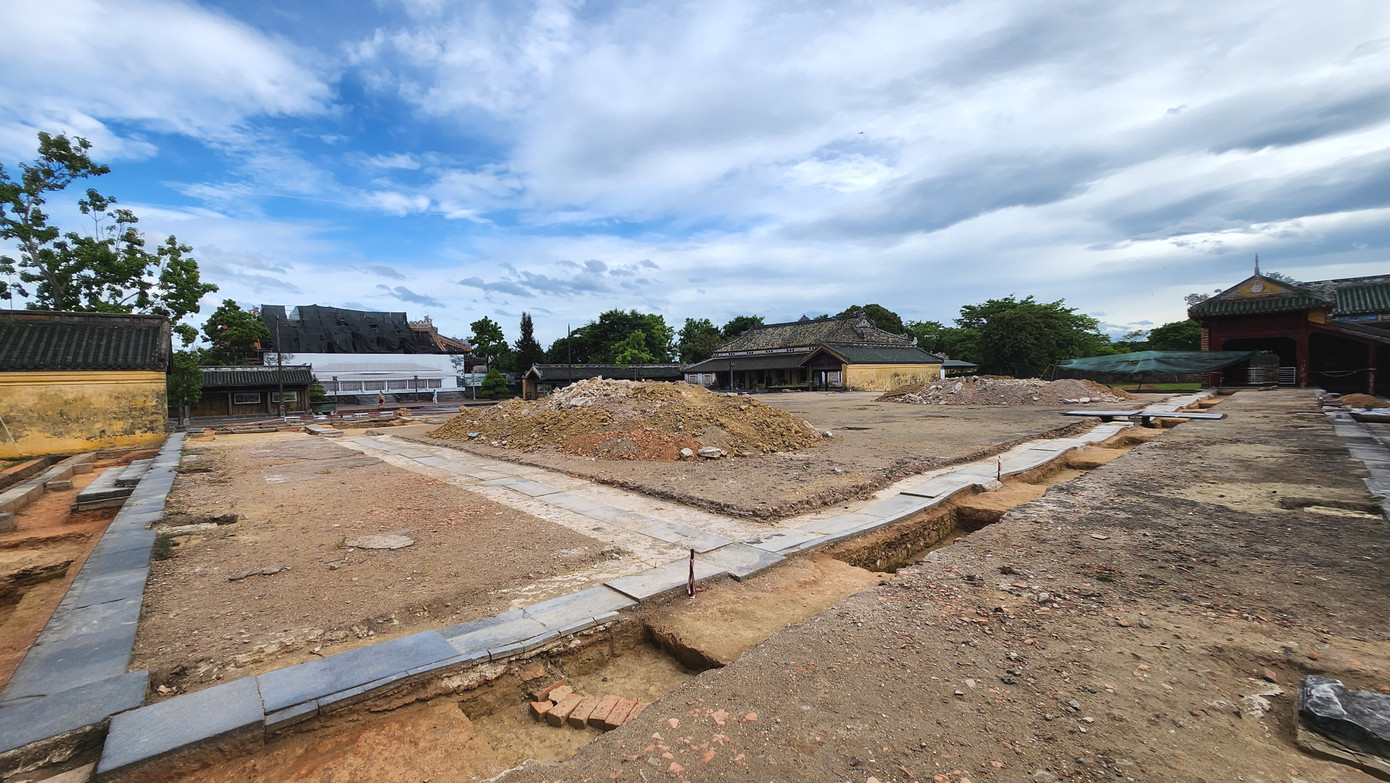 Nền móng di tích điện Cần Chánh hiện nay. Ảnh: N.V