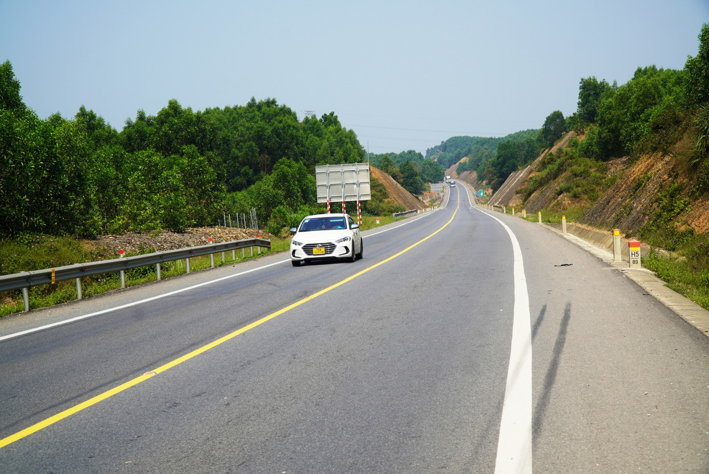 Ghi nhận của PV trong ngày 4/4, lưu lượng phương tiện giao thông lưu thông trên cao tốc Cam Lộ - La Sơn đã giảm so với trước. Ảnh: Ngọc Văn Ghi nhận của PV trong ngày 4/4, lưu lượng phương tiện giao thông lưu thông trên cao tốc Cam Lộ - La Sơn đã giảm so với trước. Ảnh: Ngọc Văn