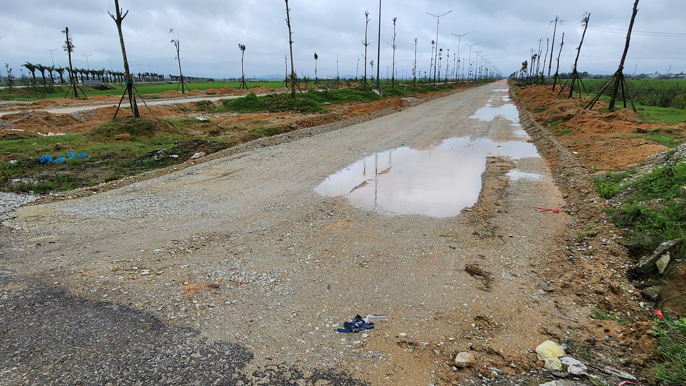 Sau cuộc họp chỉ đạo, đôn đốc này, tình hình tăng cường nhân lực, phương tiện xe máy thi công bảo đảm tiến độ theo kế hoạch của các đơn vị nhà thầu vẫn chưa có dấu hiệu cải thiện. Ghi nhận của PV, vào sáng 20/3, trên công trường ngổn ngang dài hàng km, không có bất kỳ bóng công nhân, xe máy cơ giới chuyên dụng nào tập trung làm việc. Sau cuộc họp chỉ đạo, đôn đốc này, tình hình tăng cường nhân lực, phương tiện xe máy thi công bảo đảm tiến độ theo kế hoạch của các đơn vị nhà thầu vẫn chưa có dấu hiệu cải thiện. Ghi nhận của PV, vào sáng 20/3, trên công trường ngổn ngang dài hàng km, không có bất kỳ bóng công nhân, xe máy cơ giới chuyên dụng nào tập trung làm việc.
