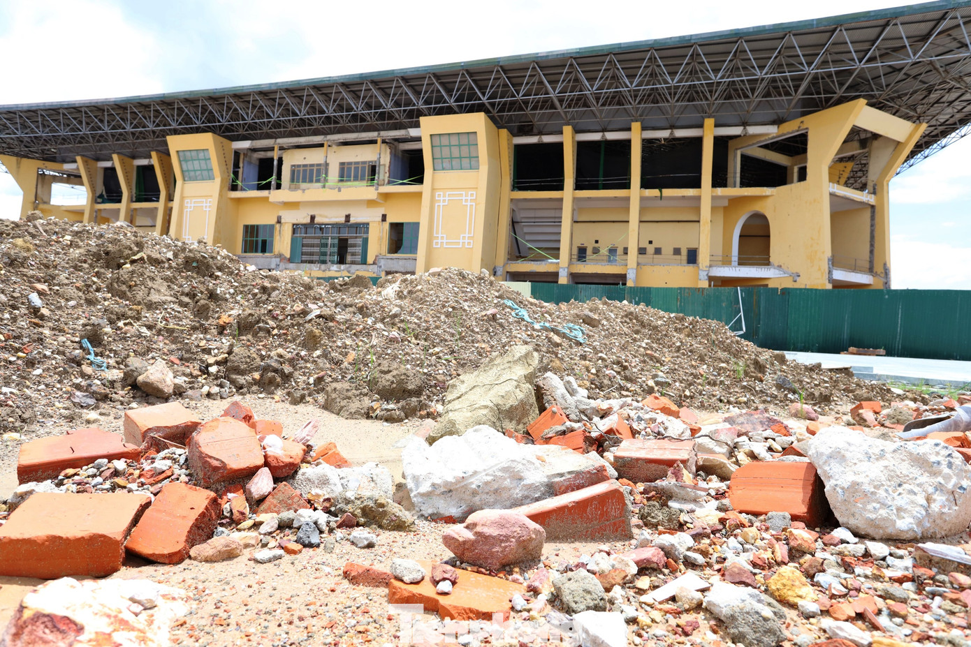 Lý giải từ lãnh đạo Ban Quản lý dự án Đầu tư xây dựng và Phát triển đô thị TP Huế, cuối năm 2024 do mưa lớn kéo dài và việc chậm trễ di dời Trung tâm Huấn luyện và Thi đấu thể thao Huế để bàn giao mặt bằng thi công cho chủ đầu tư, đơn vị nhà thầu... đã ảnh hưởng đến tiến độ dự án. Lý giải từ lãnh đạo Ban Quản lý dự án Đầu tư xây dựng và Phát triển đô thị TP Huế, cuối năm 2024 do mưa lớn kéo dài và việc chậm trễ di dời Trung tâm Huấn luyện và Thi đấu thể thao Huế để bàn giao mặt bằng thi công cho chủ đầu tư, đơn vị nhà thầu... đã ảnh hưởng đến tiến độ dự án.