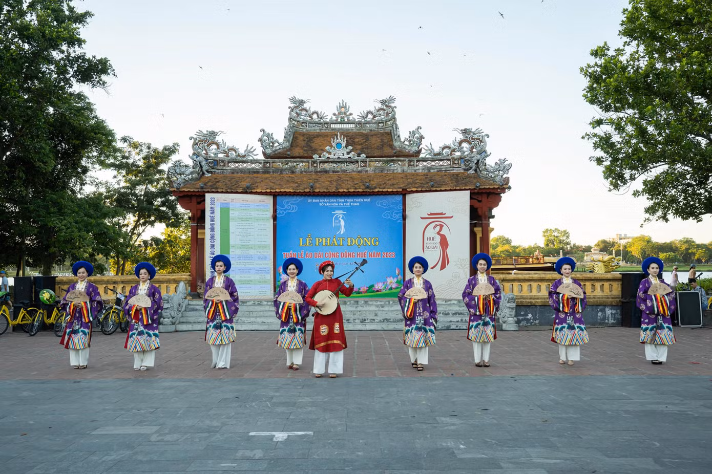Lễ phát động tuần lễ áo dài cộng đồng Huế 2023 tại di tích Nghinh Lương đình - Huế. Ảnh: Văn Thể Huế