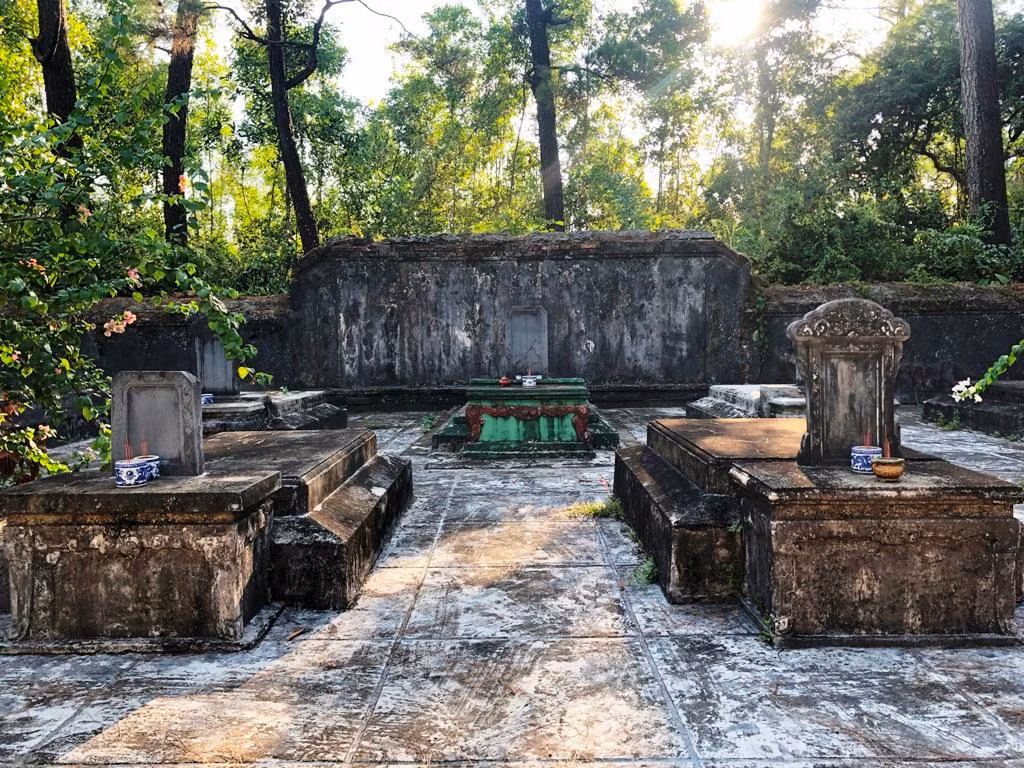Về cuối đời, do ý thức được thân phận hẩm hiu của mình, một vị thái giám tên là Châu Phước Năng thời nhà Nguyễn đã dành dụm tiền bạc, đồng thời kêu gọi các vị thái giám khác quyên tiền để sửa sang Thảo Am đường (vốn là nơi tu hành của hòa thượng Nhất Định) để làm nơi an nghỉ, hương khói cho chính mình. Về cuối đời, do ý thức được thân phận hẩm hiu của mình, một vị thái giám tên là Châu Phước Năng thời nhà Nguyễn đã dành dụm tiền bạc, đồng thời kêu gọi các vị thái giám khác quyên tiền để sửa sang Thảo Am đường (vốn là nơi tu hành của hòa thượng Nhất Định) để làm nơi an nghỉ, hương khói cho chính mình.