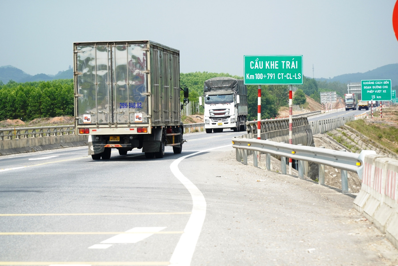 Lực lượng cảnh sát giao thông được yêu cầu tăng cường tuần tra, kiểm soát; nhắc nhở xe chở hàng nặng không đạt tốc độ tối thiểu không đi lên cao tốc. Lực lượng cảnh sát giao thông được yêu cầu tăng cường tuần tra, kiểm soát; nhắc nhở xe chở hàng nặng không đạt tốc độ tối thiểu không đi lên cao tốc.