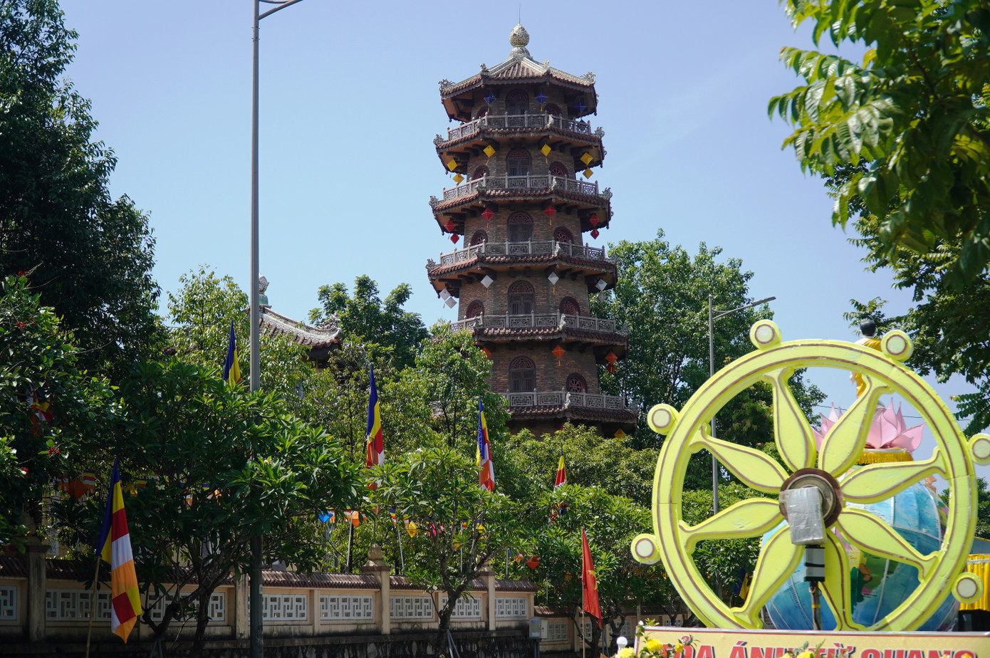 Ngọn tháp chùa Từ Đàm nhìn từ đường Điện Biên Phủ.