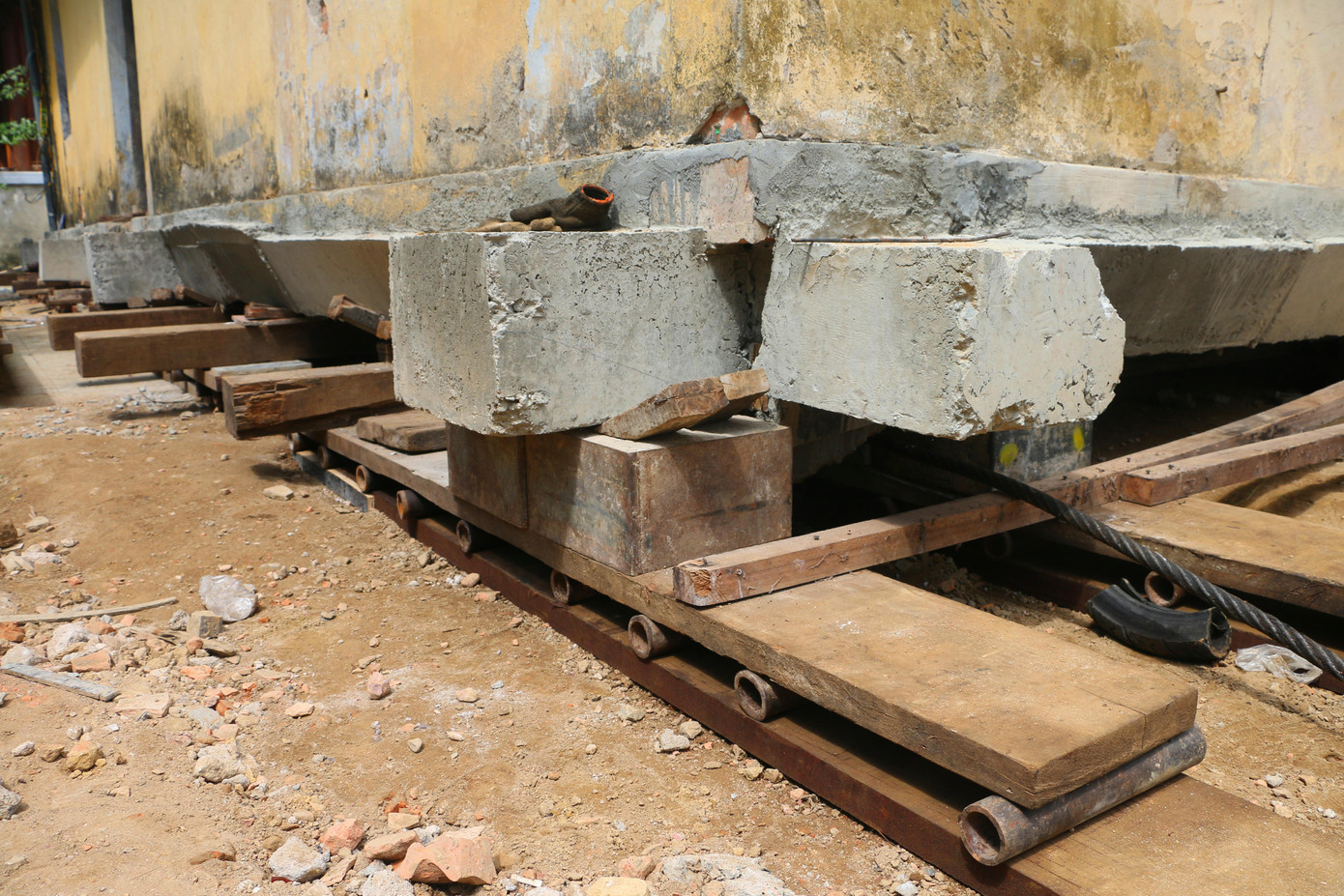 Mỗi lần tiến hành dịch chuyển được 0,9-1m. Mỗi ngày kéo được khoảng 4m. Dự kiến việc chuyển dịch ngôi chính điện lui phía sau 18m sẽ hoàn thành trong vài ngày tới.