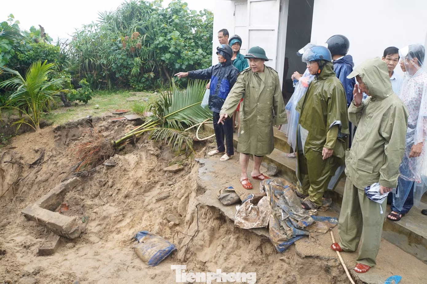 Ngay sau khi xảy ra sạt lở, ông Trần Gia Công - Bí thư Huyện ủy Phú Vang, cùng đại diện cơ quan chức năng tiến hành kiểm tra, chỉ đạo khẩn trương tổ chức gia cố, khắc phục công trình nhằm bảo đảm an toàn giao thông và nhà dân trong khu vực. Ngay sau khi xảy ra sạt lở, ông Trần Gia Công - Bí thư Huyện ủy Phú Vang, cùng đại diện cơ quan chức năng tiến hành kiểm tra, chỉ đạo khẩn trương tổ chức gia cố, khắc phục công trình nhằm bảo đảm an toàn giao thông và nhà dân trong khu vực.