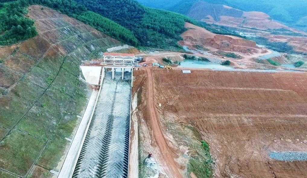 Phần đuôi tràn hồ chứa nước Thủy Yên bị sạt lở và có nguy cơ mở rộng. Phần đuôi tràn hồ chứa nước Thủy Yên bị sạt lở và có nguy cơ mở rộng.