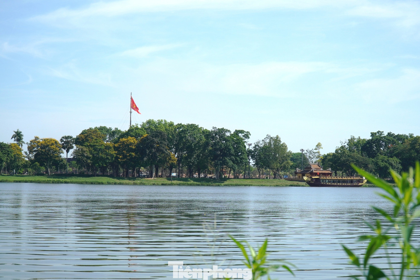 Từ sân khấu nhìn sang bờ bắc sông Hương là di tích Kỳ Đài sừng sững - một trong những biểu tượng của Huế, cùng với di tích Nghinh Lương đình, Phu Vân lâu, trong một không gian mang đậm bản sắc văn hóa Huế. Từ sân khấu nhìn sang bờ bắc sông Hương là di tích Kỳ Đài sừng sững - một trong những biểu tượng của Huế, cùng với di tích Nghinh Lương đình, Phu Vân lâu, trong một không gian mang đậm bản sắc văn hóa Huế.