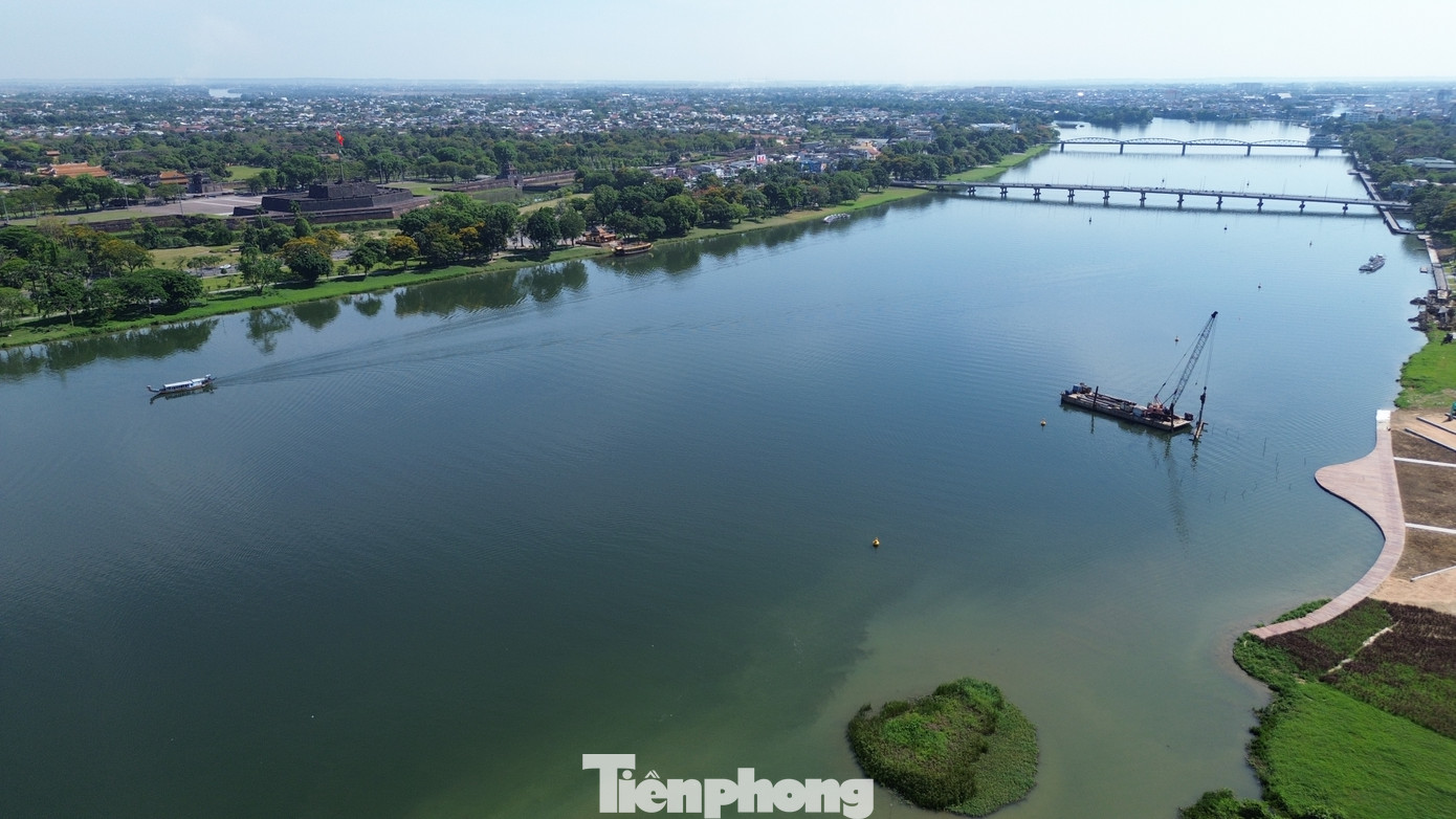 Từ sân khấu nhìn sang bờ bắc sông Hương là di tích Kỳ Đài sừng sững - một trong những biểu tượng của Huế, cùng với di tích Nghinh Lương đình, Phu Vân lâu, trong một không gian mang đậm bản sắc văn hóa Huế. Từ sân khấu nhìn sang bờ bắc sông Hương là di tích Kỳ Đài sừng sững - một trong những biểu tượng của Huế, cùng với di tích Nghinh Lương đình, Phu Vân lâu, trong một không gian mang đậm bản sắc văn hóa Huế.