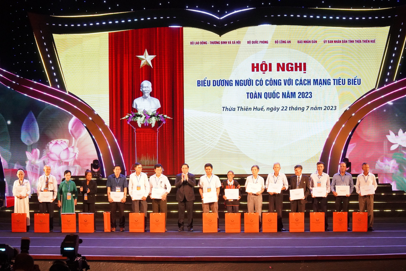 Trao tặng tượng trưng kỷ vật chiến tranh của cán bộ đi B đã để lại cho 15 gia đình, thân nhân. Trao tặng tượng trưng kỷ vật chiến tranh của cán bộ đi B đã để lại cho 15 gia đình, thân nhân.