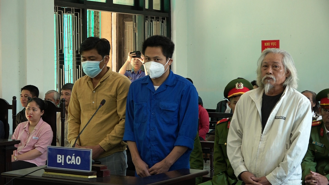 Ba bị cáo Sang, Nam, Hoàng tại tòa. Ảnh: CTV