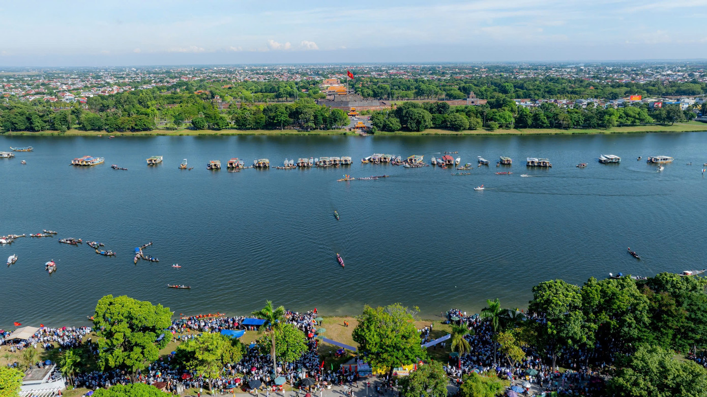 Giải đua ghe diễn ra trên sông Hương thơ mộng, đoạn trước Trường THPT Hai Bà Trưng (TP. Huế), phía đối diện là di tích Nghinh Lương Đình, Kỳ đài Huế. Ảnh: Đình Hoàng