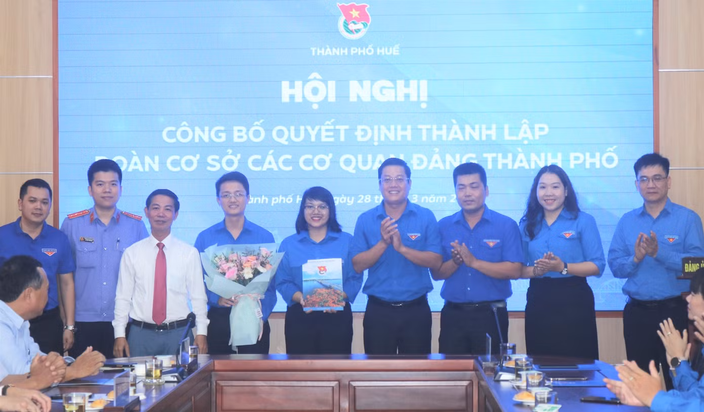 Công bố quyết định thành lập Đoàn cơ sở các cơ quan Đảng TP. Huế. Công bố quyết định thành lập Đoàn cơ sở các cơ quan Đảng TP. Huế.