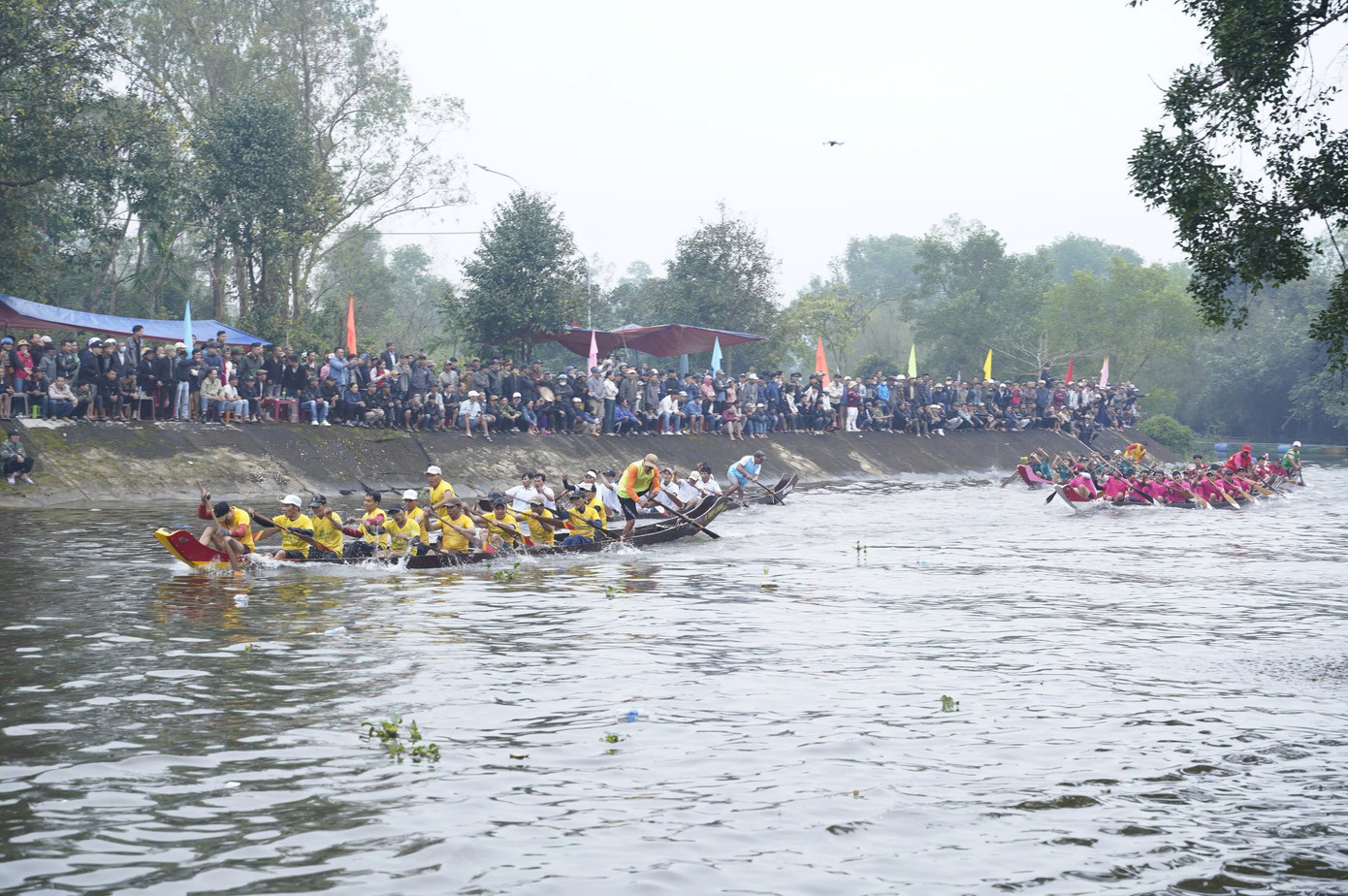 Đua trải là môn thể thao truyền thống có từ lâu đời tại thị xã Hương Thủy.