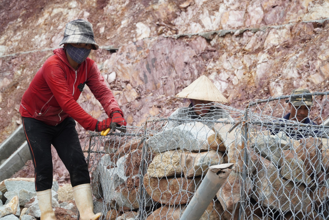 Công nhân miệt mài chạy đua với thời gian tại công trường.