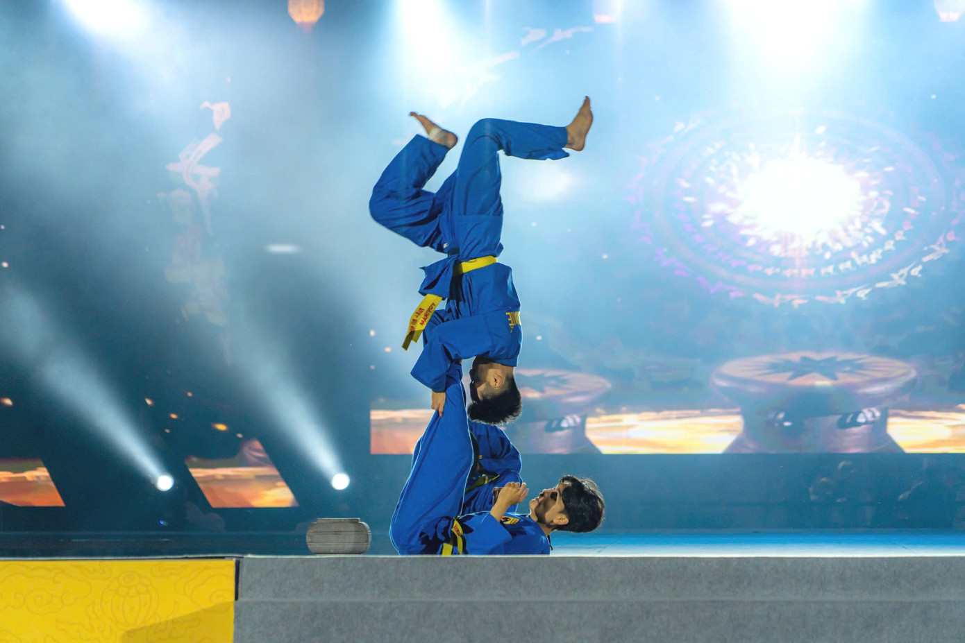 Bên cạnh đó, khán giả được thưởng thức màn trống hội hùng tráng, các tiết mục võ thuật sân khấu hóa kết hợp bắn hỏa lệnh và hỏa thuật mãn nhãn, cùng với sự góp mặt của nhiều nghệ sĩ, ca sĩ nổi tiếng. Bên cạnh đó, khán giả được thưởng thức màn trống hội hùng tráng, các tiết mục võ thuật sân khấu hóa kết hợp bắn hỏa lệnh và hỏa thuật mãn nhãn, cùng với sự góp mặt của nhiều nghệ sĩ, ca sĩ nổi tiếng.