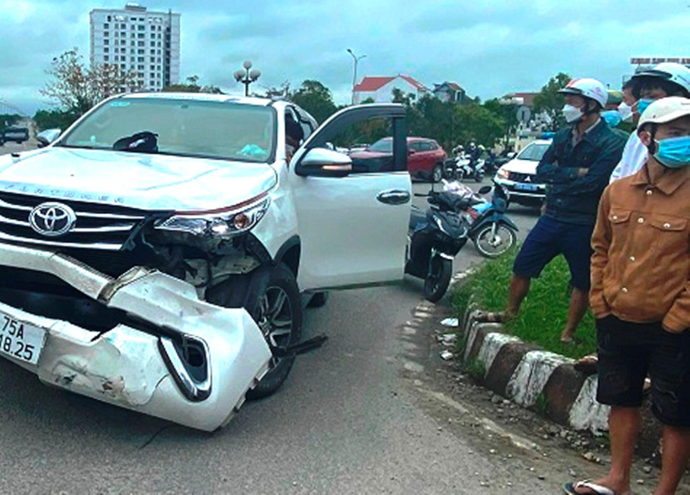 Ô tô con hư hỏng nặng ở phần đầu xe Ô tô con hư hỏng nặng ở phần đầu xe