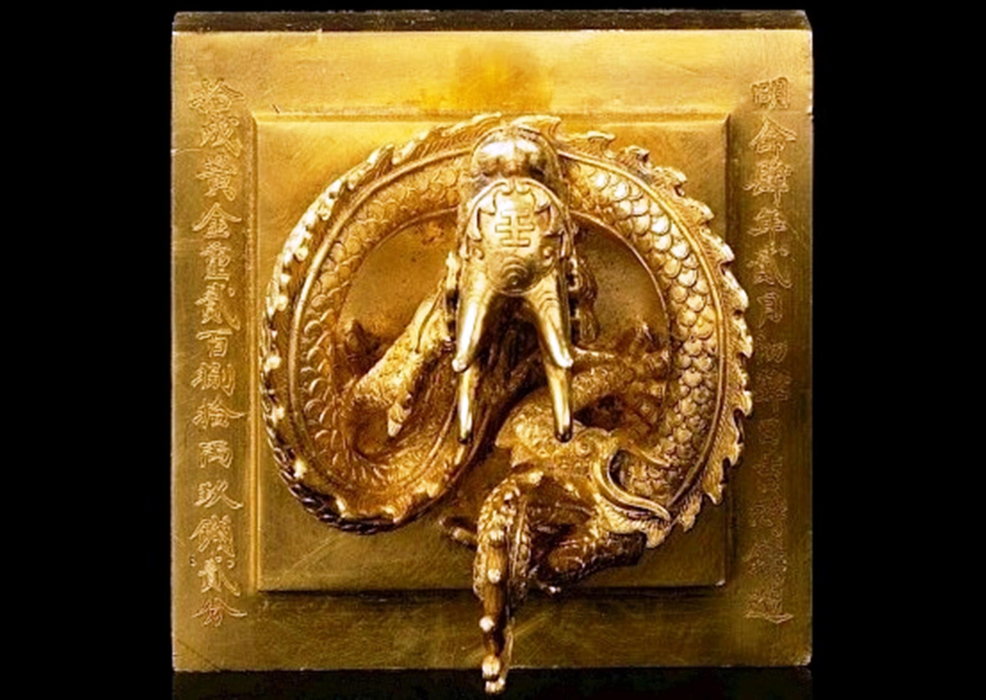 Hình ảnh ấn Hoàng đế chi bảo đăng trên website của Millon. Hình ảnh ấn Hoàng đế chi bảo đăng trên website của Millon.