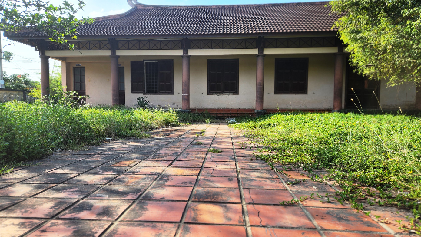 Theo ông Trương Đình Hạnh - Phó Chủ tịch UBND TP. Huế, đầu năm 2022, chính quyền địa phương có quyết định thu hồi, điều chỉnh tài sản khu nhà đất Trung tâm giới thiệu sản phẩm làng nghề đúc đồng Huế từ UBND phường Phường Đúc về cho Trung tâm Phát triển Quỹ đất TP. Huế quản lý.