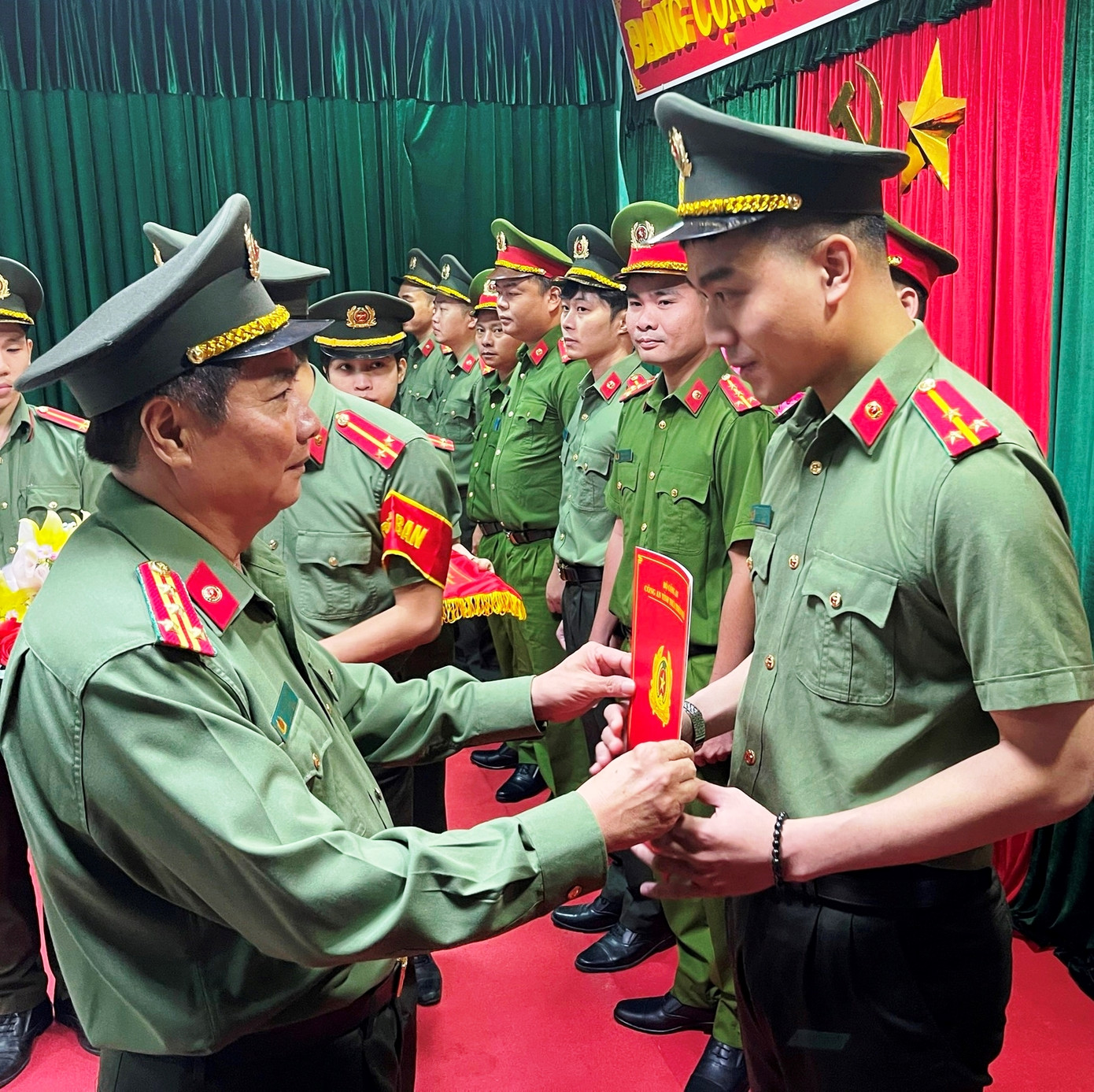 Đại tá Hoàng Văn Thành - Phó Giám đốc Công an tỉnh TT-Huế - trao các quyết định về điều động cán bộ tại các đơn vị thuộc Bộ Công an đến công tác tại công an các xã biên giới của tỉnh này.