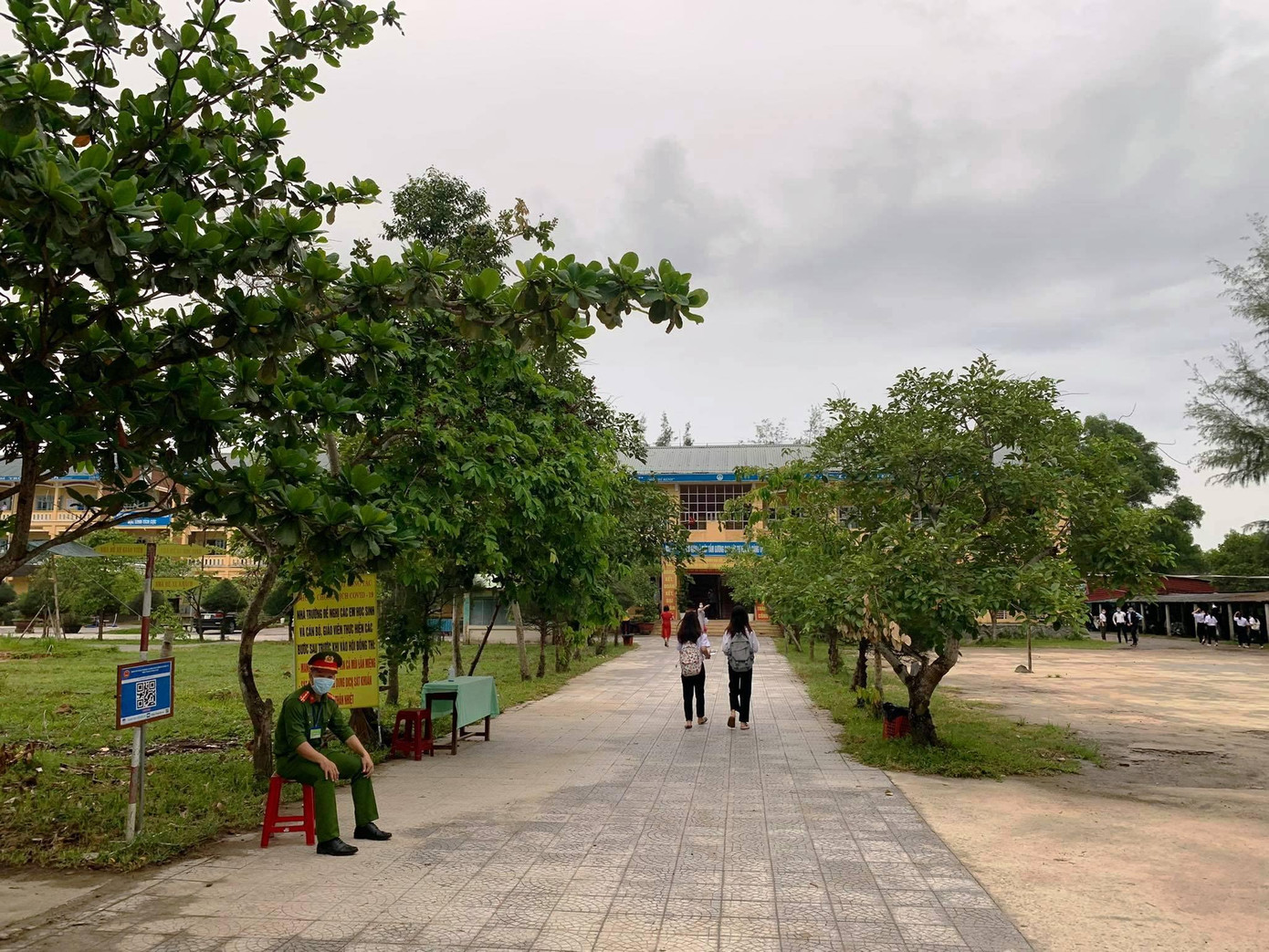 Lực lượng công an được tăng cường làm nhiệm vụ tại điểm thi THPT Thừa Lưu Lực lượng công an được tăng cường làm nhiệm vụ tại điểm thi THPT Thừa Lưu