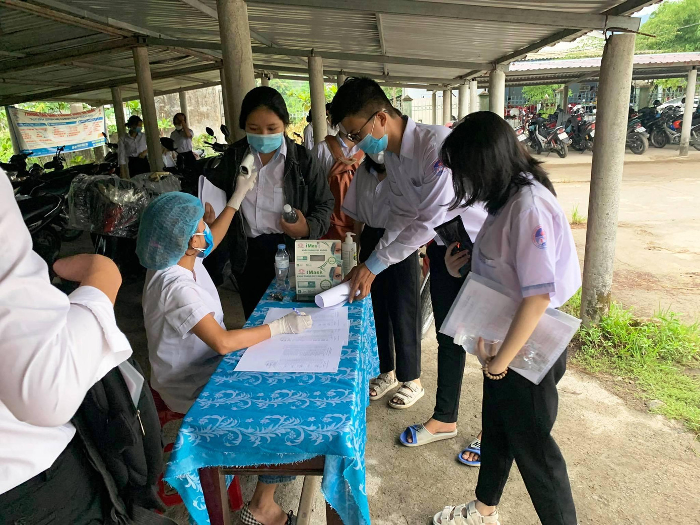 Công tác khai báo y tế, đo thân nhiệt từng thí sinh tại điểm thi có 13 thí sinh "đặc biệt" được thực hiện chặt chẽ, nghiêm ngặt Công tác khai báo y tế, đo thân nhiệt từng thí sinh tại điểm thi có 13 thí sinh "đặc biệt" được thực hiện chặt chẽ, nghiêm ngặt