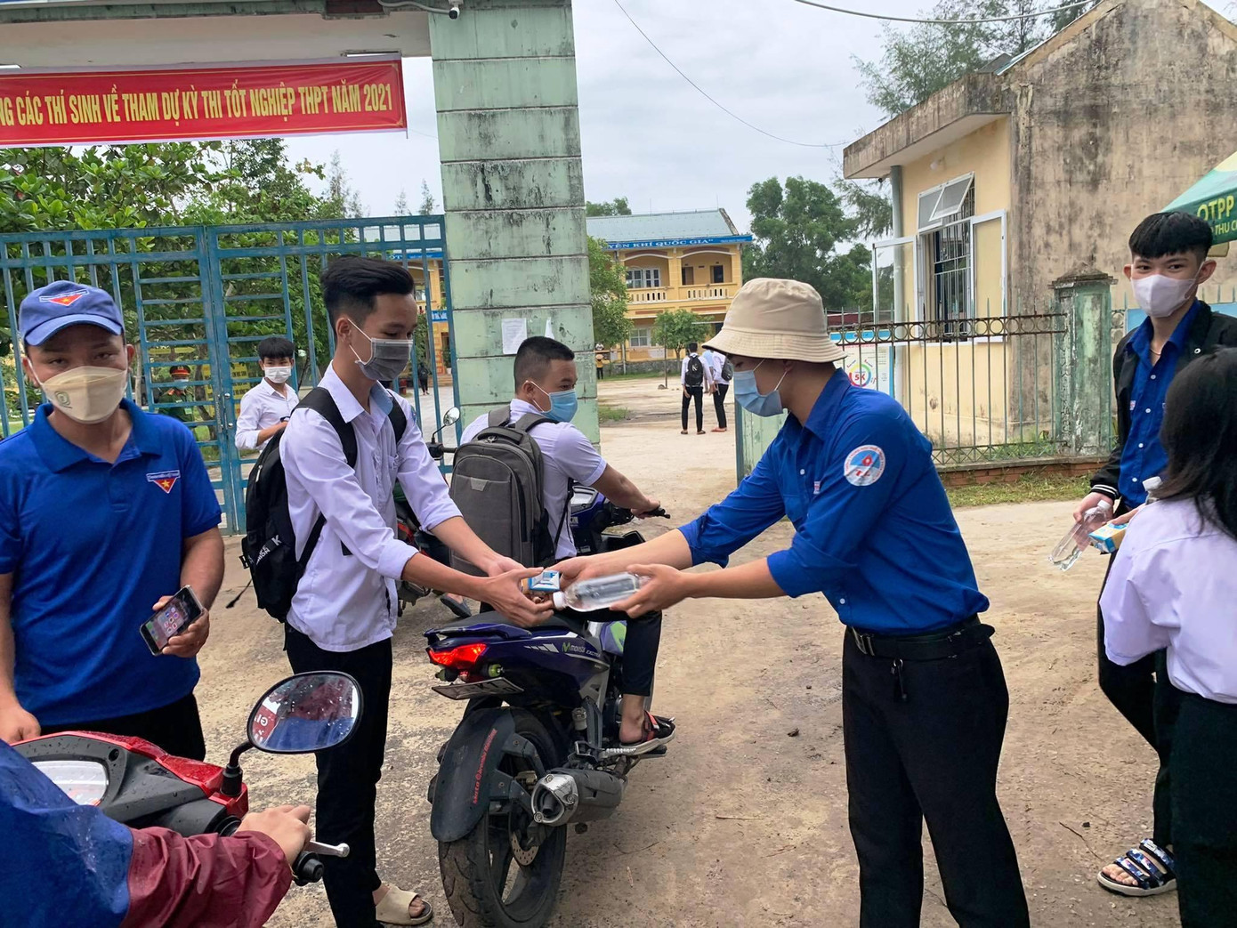 Tiếp sức mùa thi bằng nước uống, sữa ngay trước điểm thi THPT Thừa Lưu Tiếp sức mùa thi bằng nước uống, sữa ngay trước điểm thi THPT Thừa Lưu