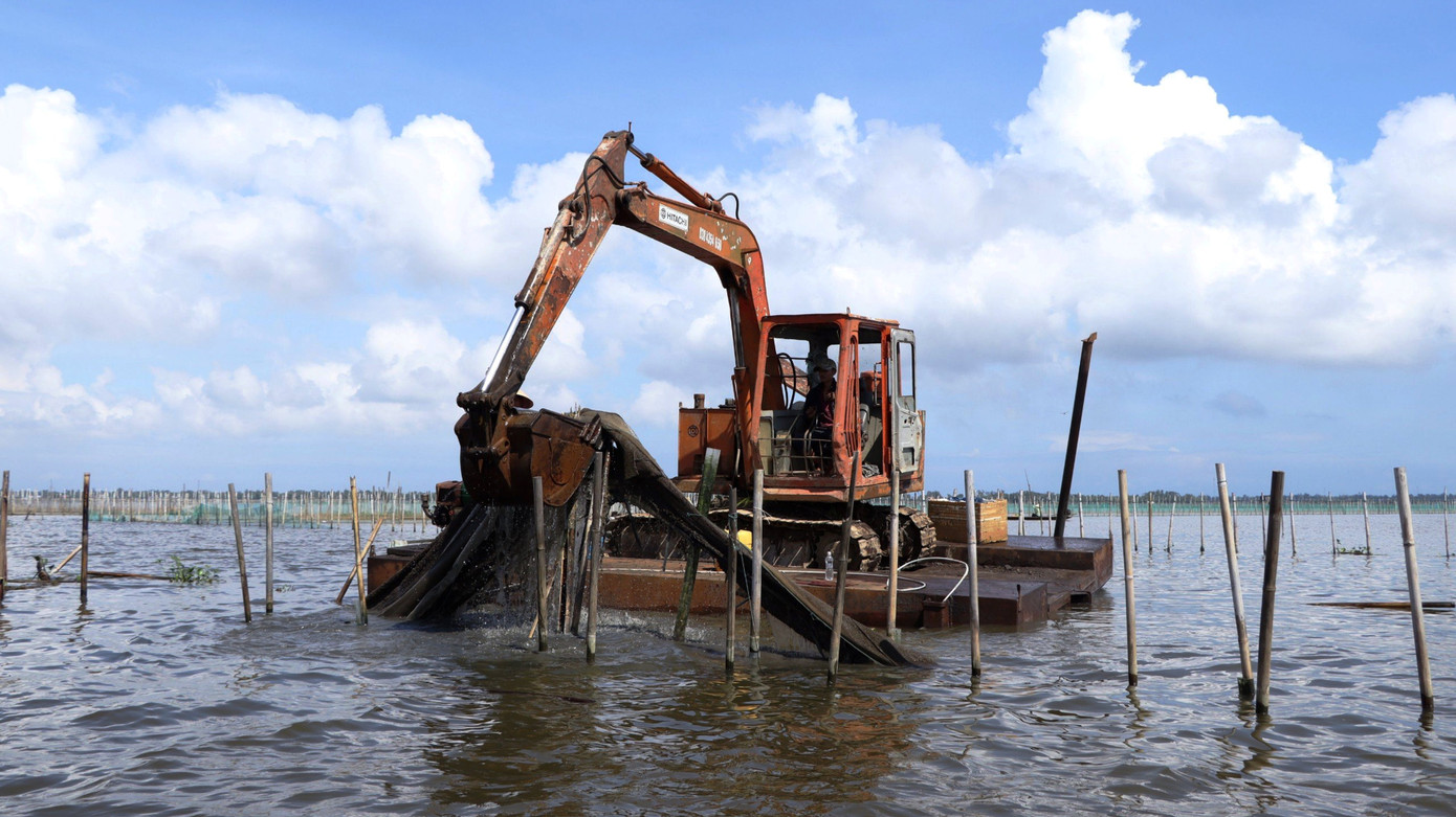 “Sau khi giải tỏa lưới vây, giải phóng mặt nước đầm phá, chính quyền địa phương sẽ tiến hành kiểm tra thường xuyên mỗi tuần nhằm phát hiện kịp thời và cương quyết xử lý cưỡng chế, tháo dỡ trộ sáo của những ngư dân tái vi phạm”, ông Nguyễn Văn Chính cho biết.