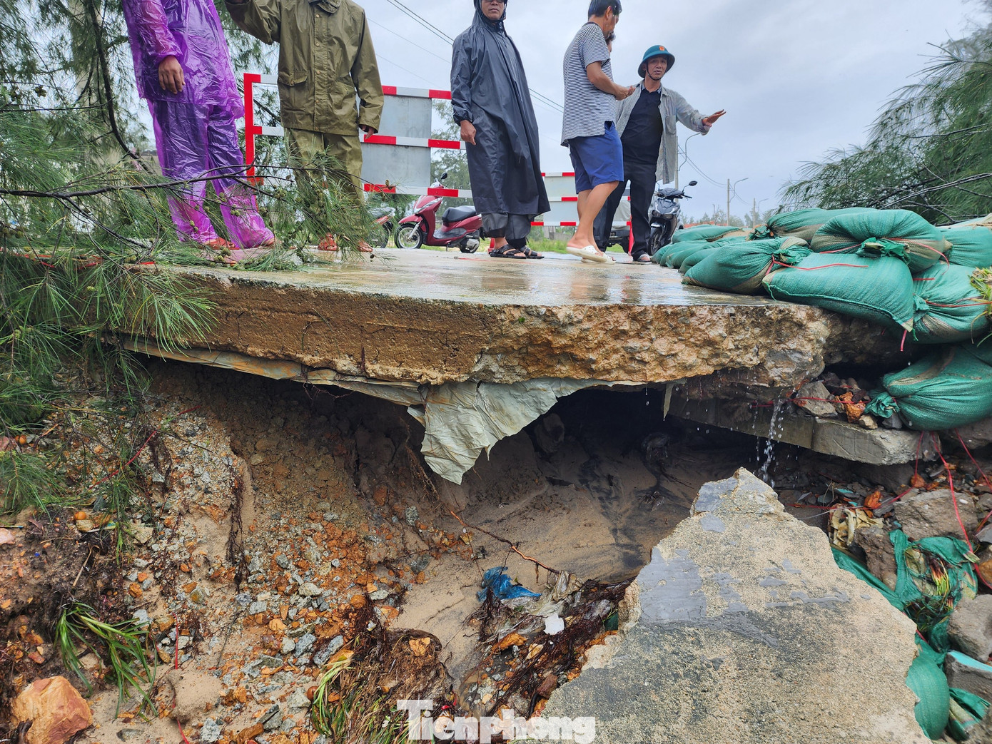 Sáng 14/10, thông tin từ Ban Chỉ huy Phòng chống thiên tai và Tìm kiếm cứu nạn (PCTT&amp;TKCN) tỉnh TT-Huế cho biết, mưa lớn xảy ra trên địa bàn tỉnh những ngày qua đã làm sạt lở, hư hỏng các tuyến giao thông; đặc biệt là tình trạng sạt lở bờ biển, đường dân sinh tại xã Phú Diên, huyện Phú Vang.