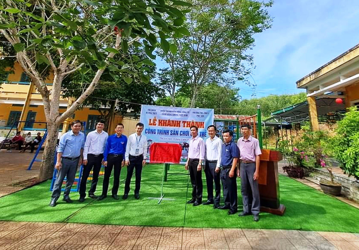 Bàn giao công trình khu vui chơi cho nhà trường tại xã Phú Sơn (thị xã Hương Thủy) vận hành phục vụ thiếu nhi địa phương và học sinh, tạo sân chơi ngày hè lành mạnh cho các em