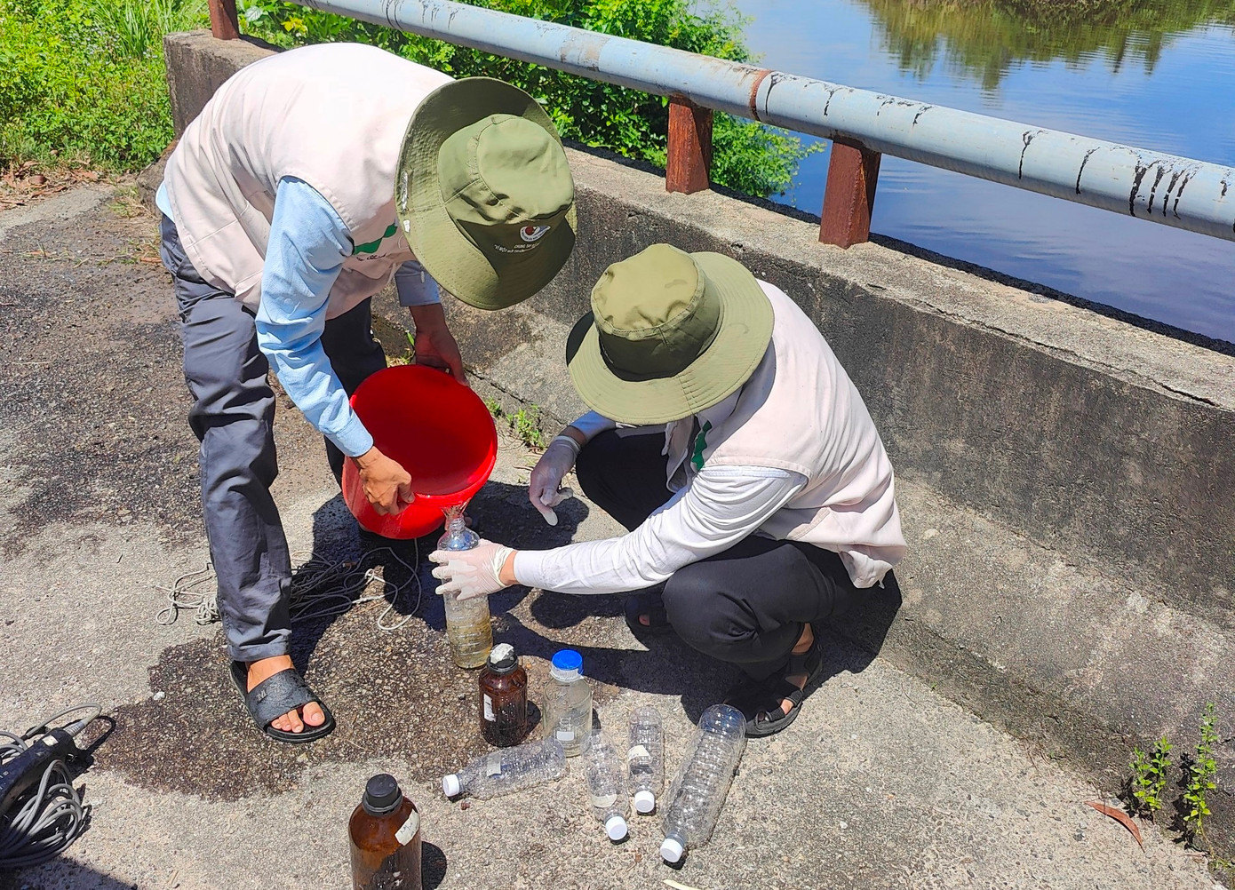 Cán bộ Sở TN&MT TT-Huế lấy mẫu nguồn nước sông Mỹ Gia để kiểm tra. Cán bộ Sở TN&MT TT-Huế lấy mẫu nguồn nước sông Mỹ Gia để kiểm tra.