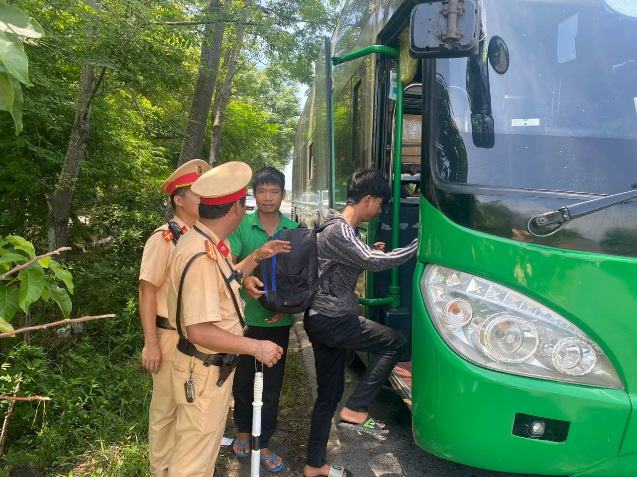 Giúp Quyết đón xe về quê Nghệ An.