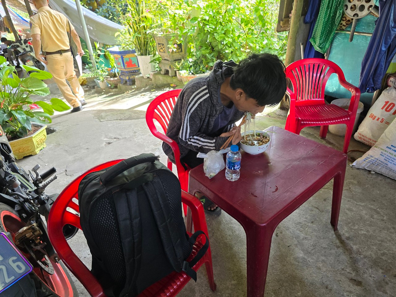 Quyết được lực lượng CSGT TT-Huế hỗ trợ thức ăn, nước uống.