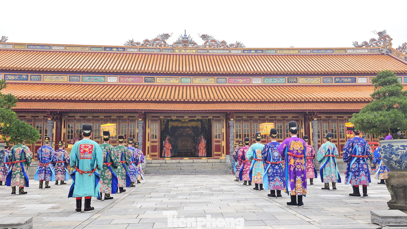 Theo Trung tâm Bảo tồn Di tích Cố đô Huế, lễ thiết triều Nguyên đán là một nghi lễ triều hội của triều Nguyễn, tổ chức vào ngày mùng một Tết, gồm nghi thức thiết đại triều ở điện Thái Hòa và thiết thường triều ở điện Cần Chánh (Đại nội Huế). Theo Trung tâm Bảo tồn Di tích Cố đô Huế, lễ thiết triều Nguyên đán là một nghi lễ triều hội của triều Nguyễn, tổ chức vào ngày mùng một Tết, gồm nghi thức thiết đại triều ở điện Thái Hòa và thiết thường triều ở điện Cần Chánh (Đại nội Huế).