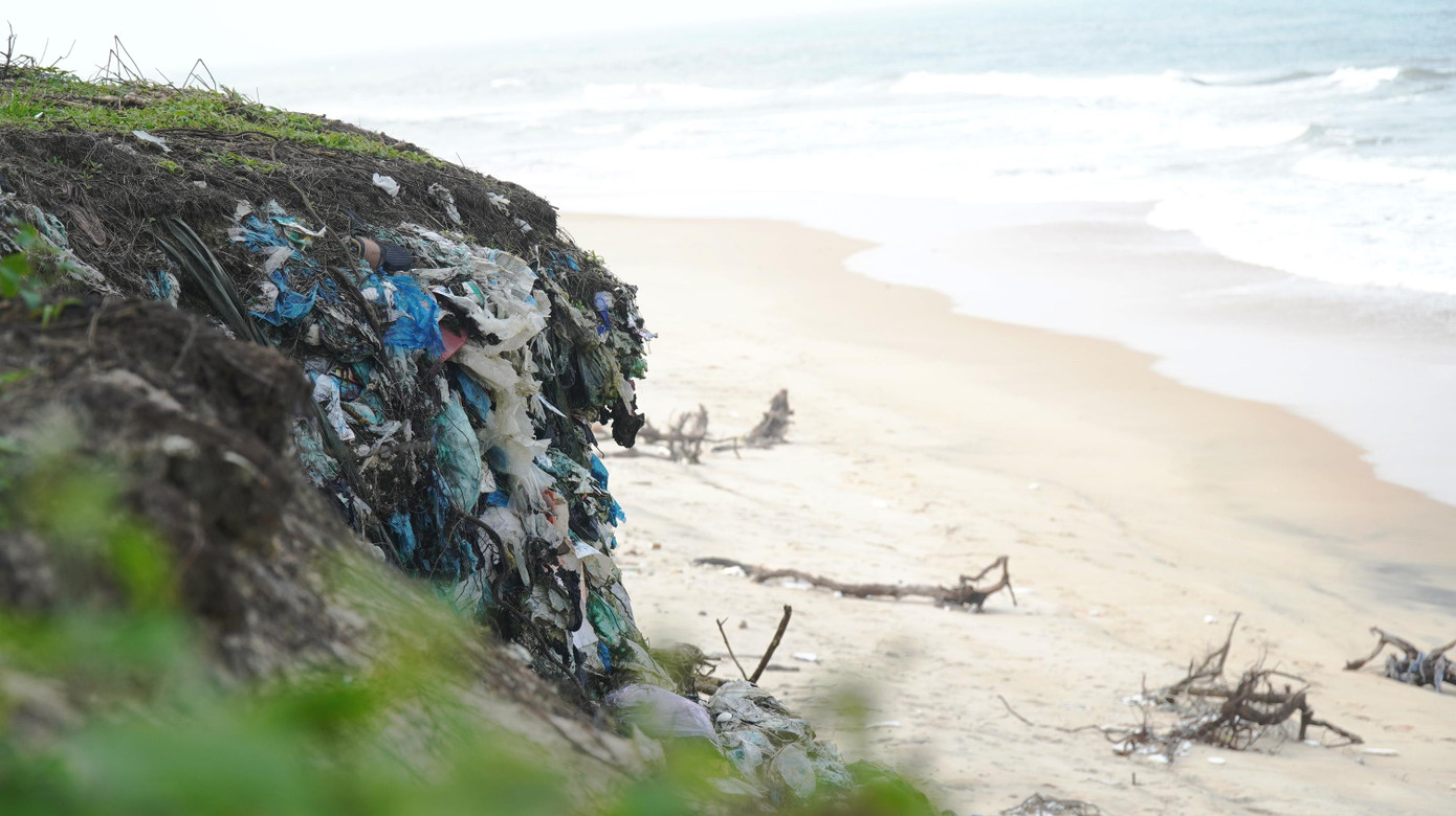 Qua kiểm tra tình hình, chính quyền xã Phú Thuận phát hiện, đây là bãi rác thải cũ do người dân địa phương tự phát tập kết, xử lý chôn lấp trong lòng đất cát cách bờ biển khoảng 300 mét thời điểm hơn 10 năm về trước bỗng bị vỡ do vấn nạn biển xâm thực ngày càng ăn sâu vào đất liền.