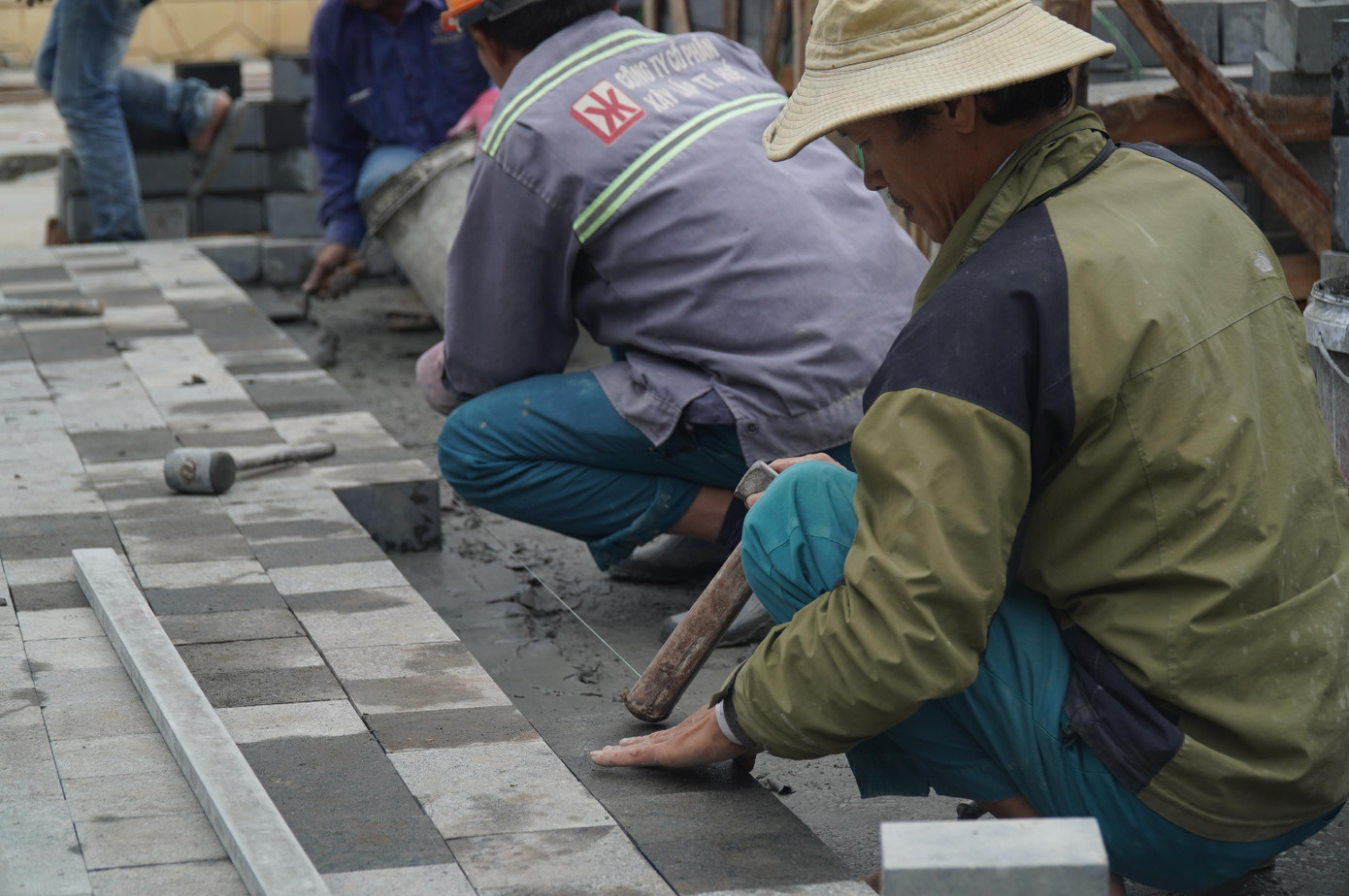 Công nhân làm việc miệt mài trên công trình dự án.